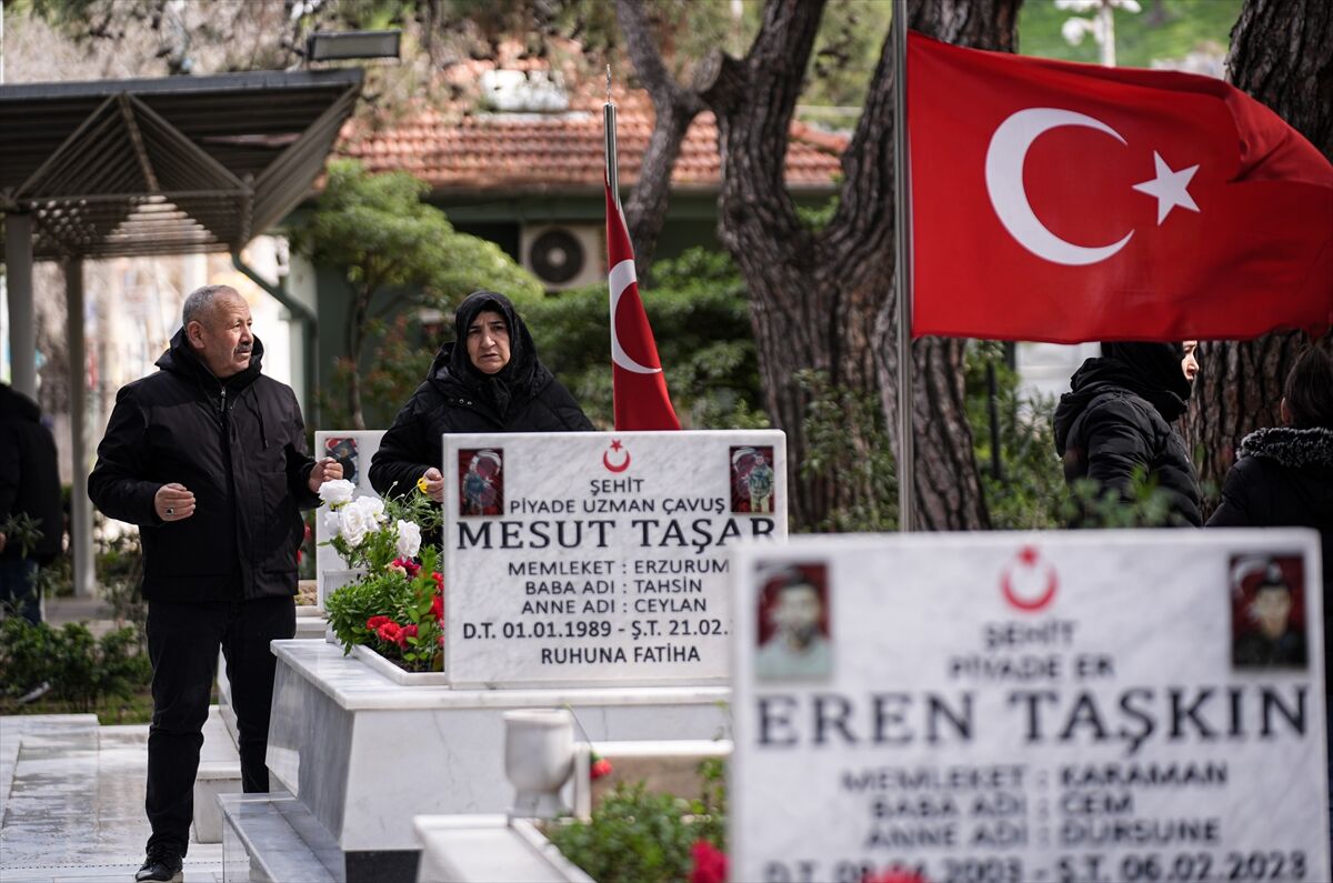 Kabir başında sessiz vedalaşmalar ve manevi huzur