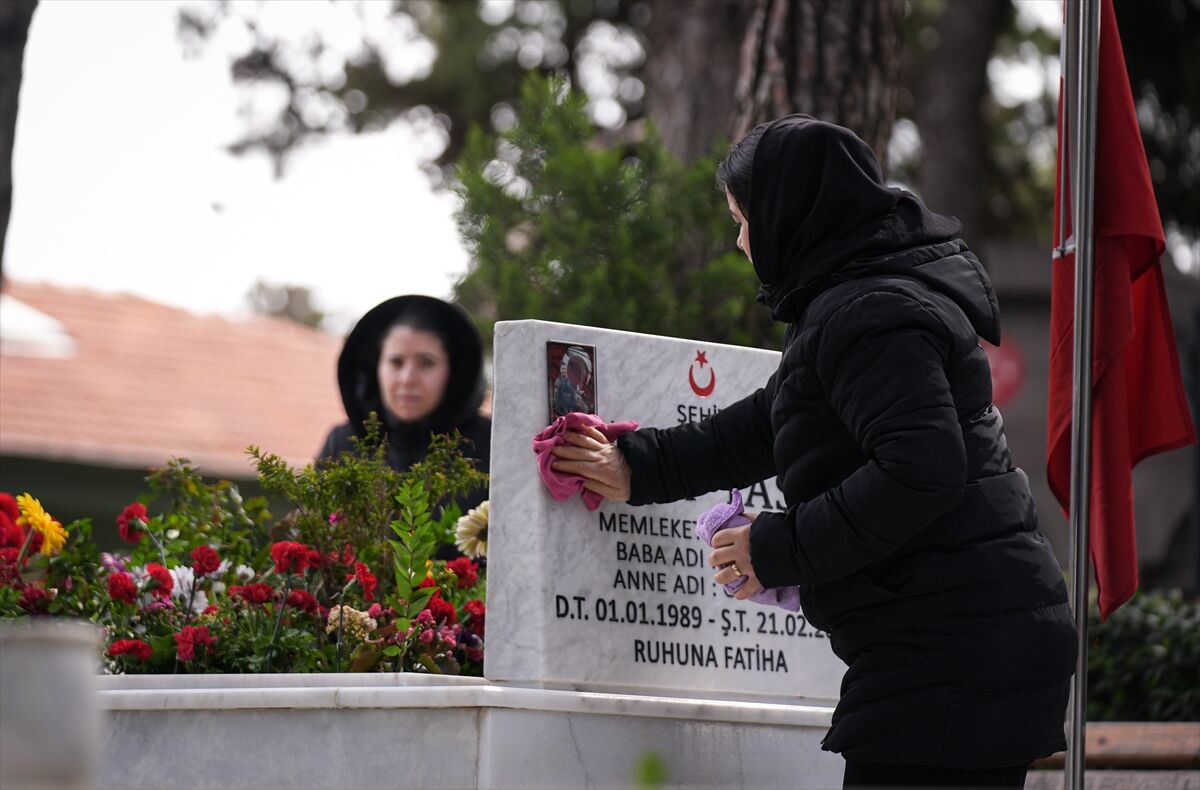 Kabir başında sessiz vedalaşmalar ve manevi huzur