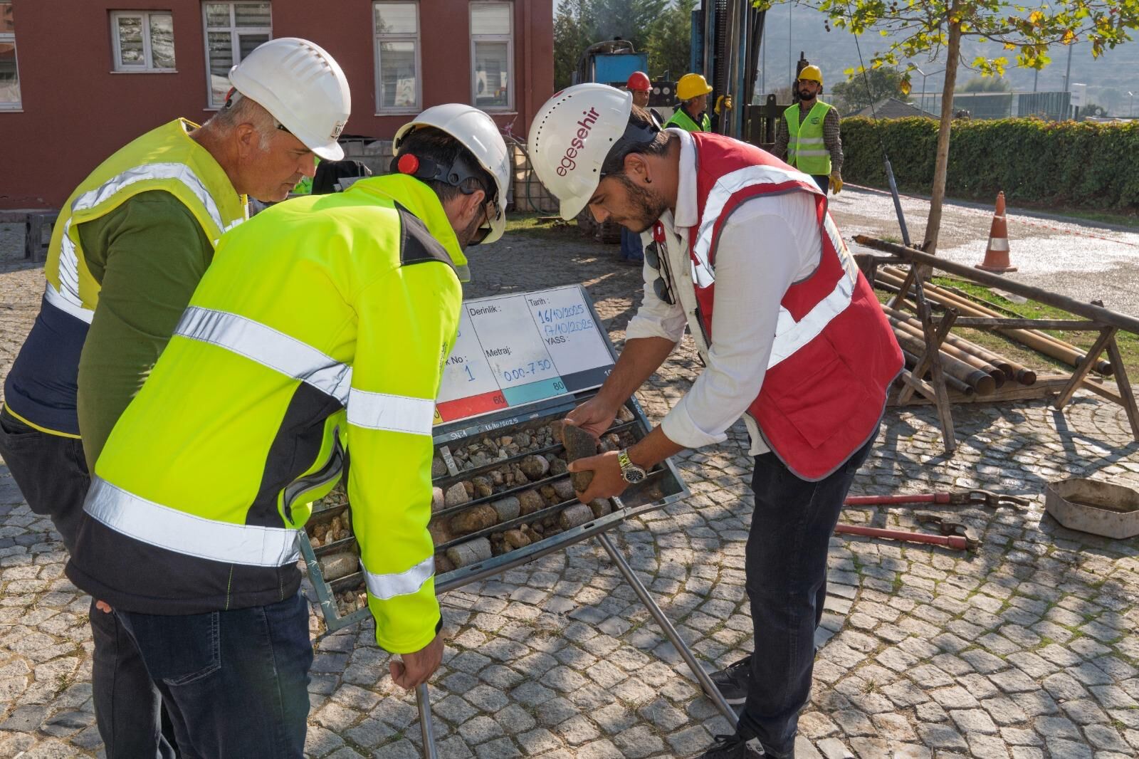 Kıyılar tsunamiye karşı izleniyor