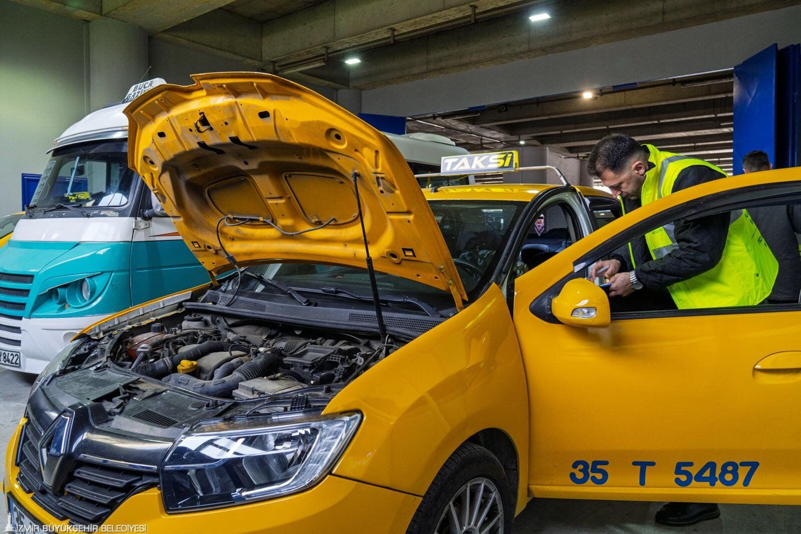 İzmir'de Taksi Ve Minibüs