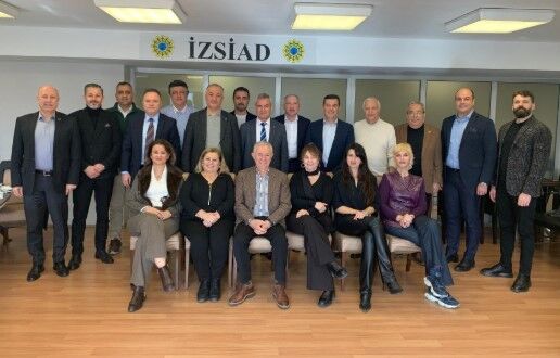 İZSİAD Başkanı Alaattin Yüksel ekibiyle birlikte
