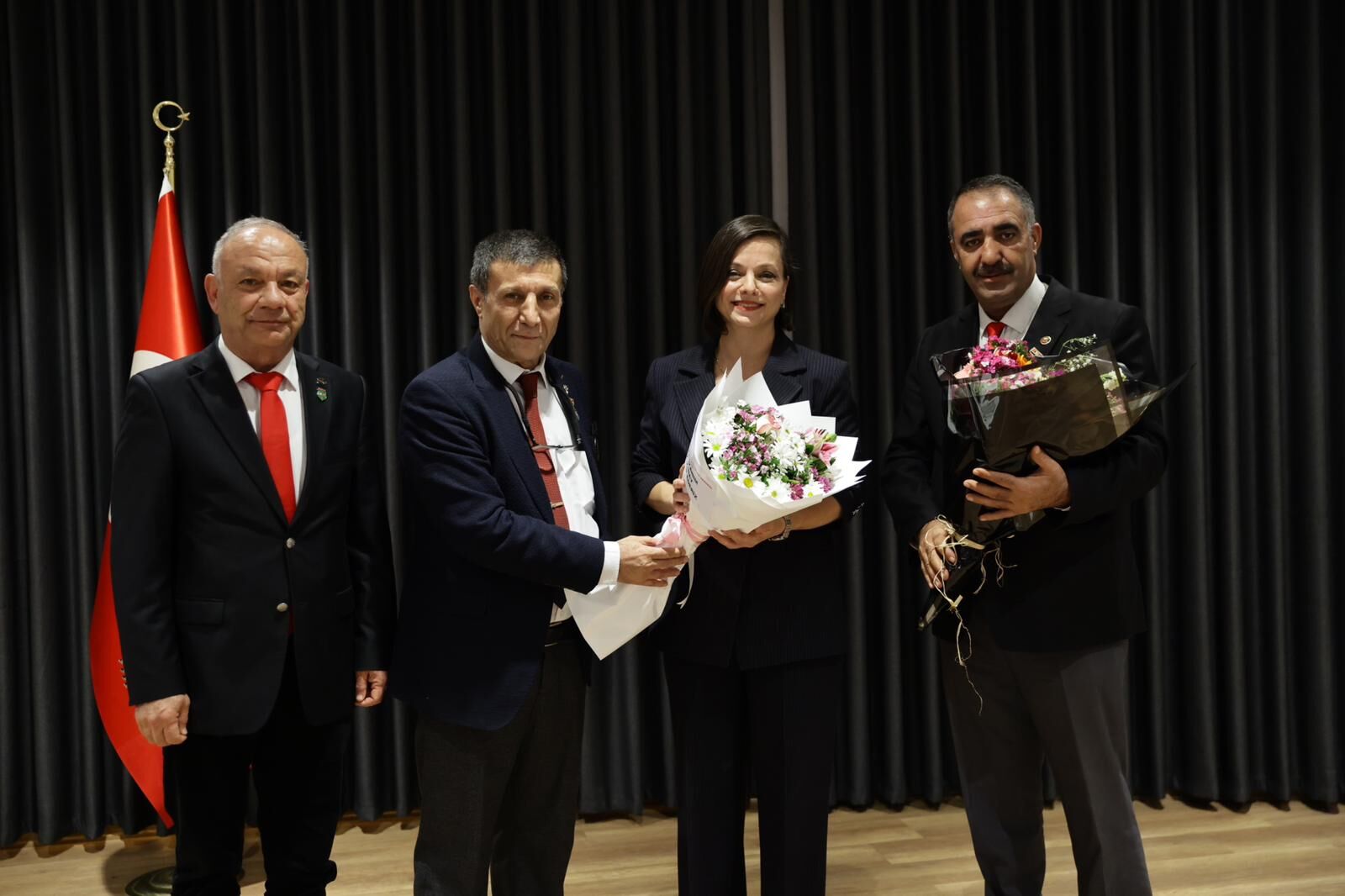 Vefa ve teşekkür nişanesi olarak çiçek takdimi