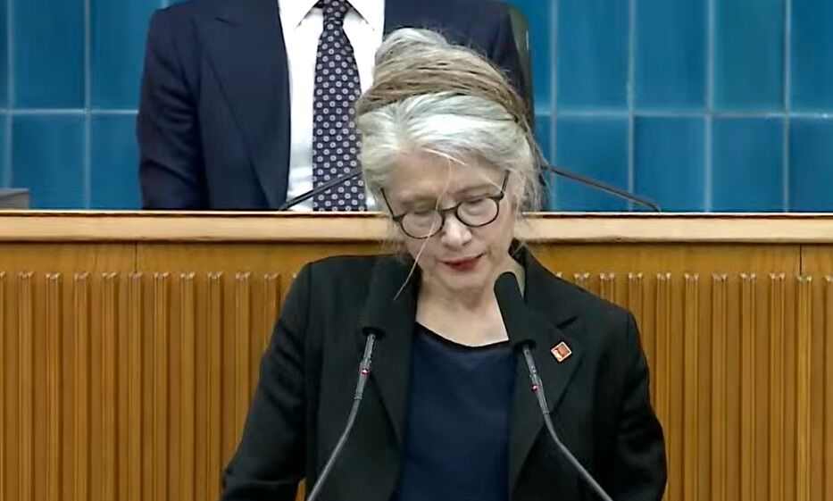 CHP lideri Özel rozeti taktı