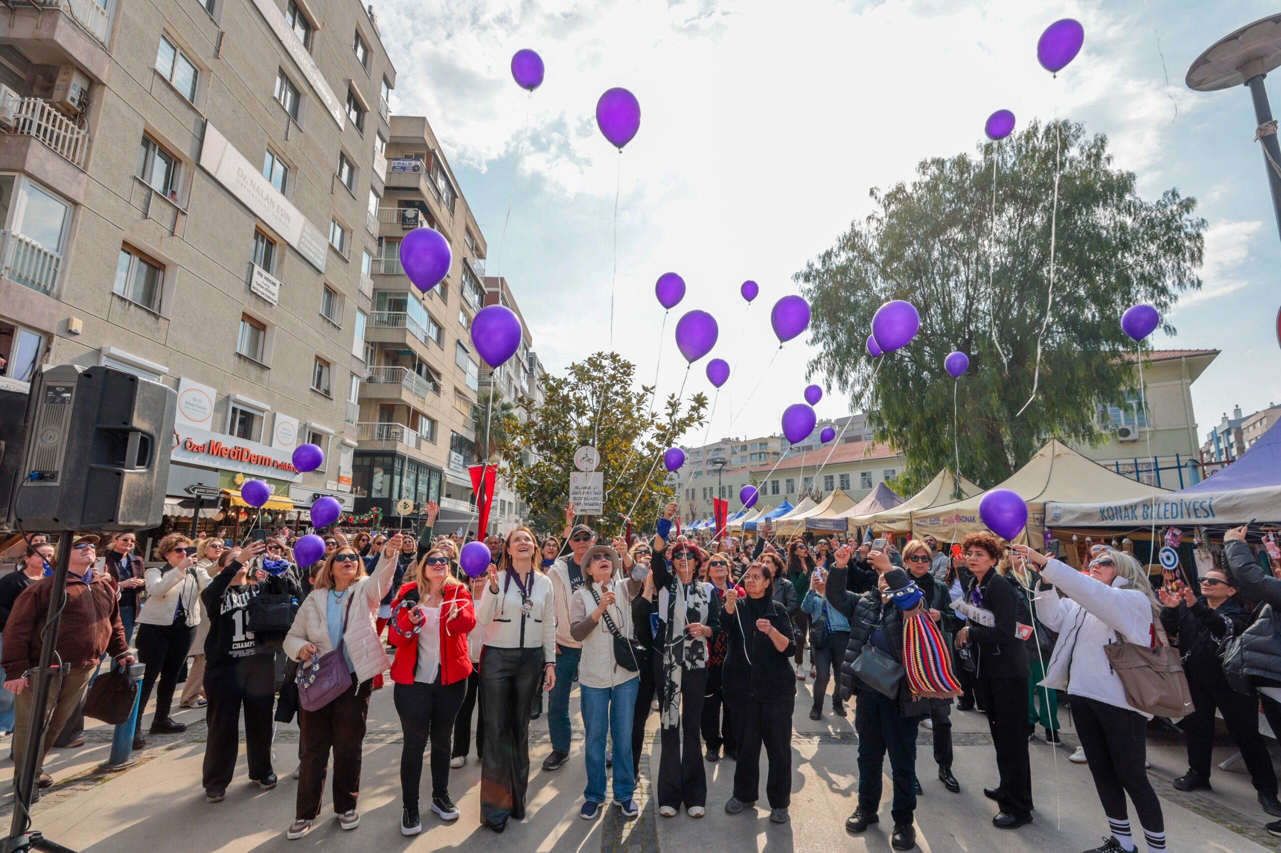 Mor balonlar gökyüzüyle buluştu