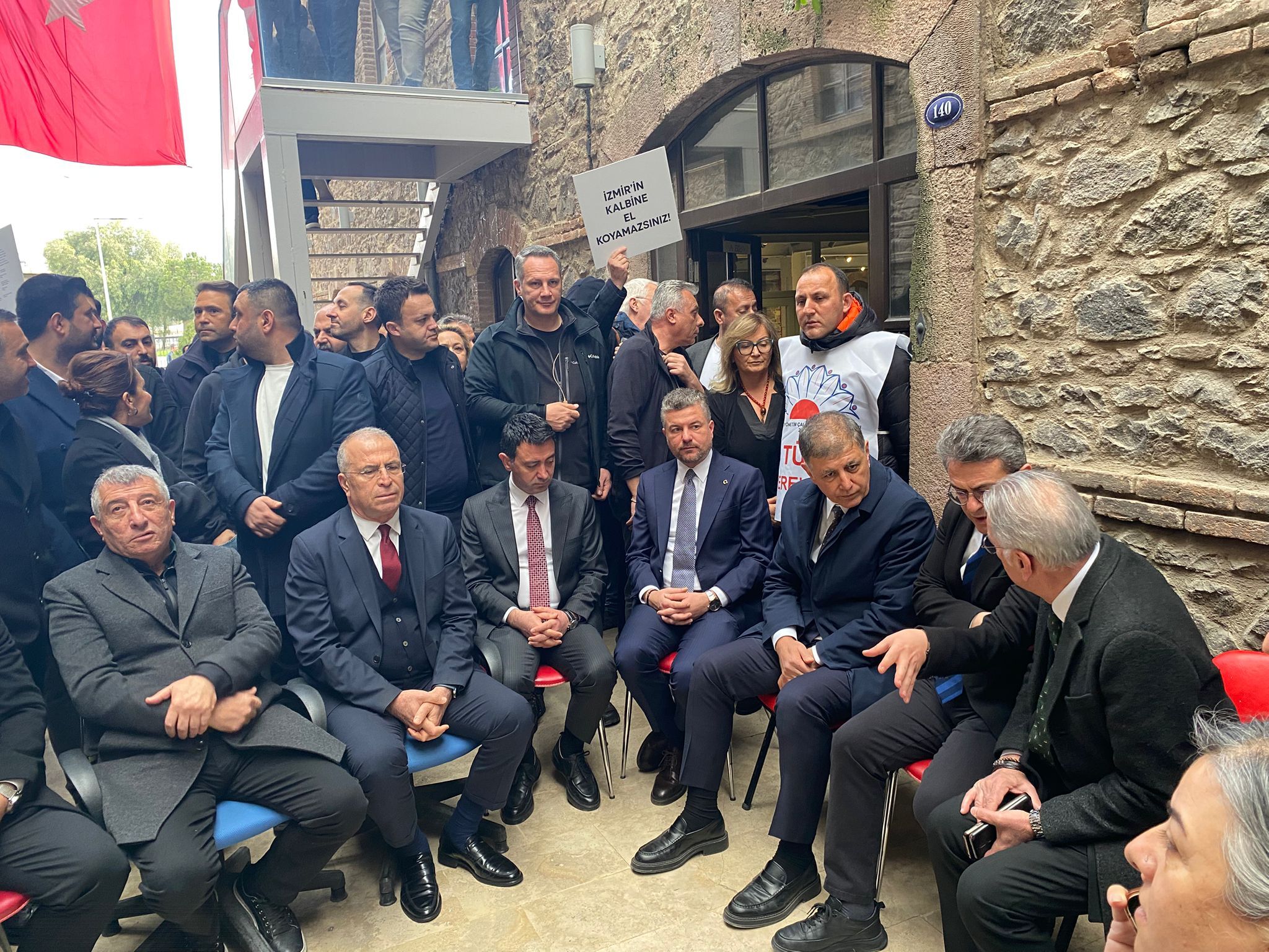 Meslek Fabrikası Önünde Tahliye Nöbeti!