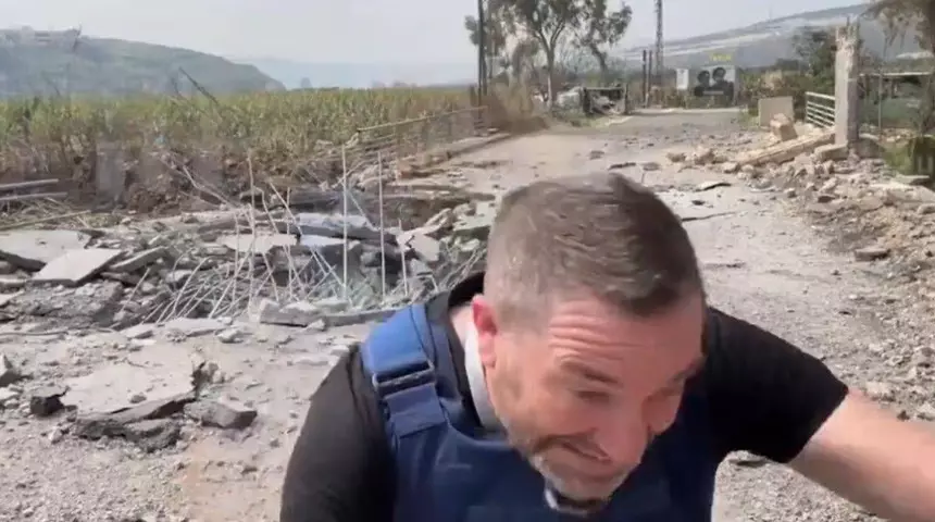 Muhabirin Yanına Füze Düştü