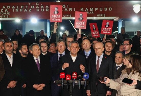 Özgür Özel, Tanju Özcan'ı yalnız bırakmadı