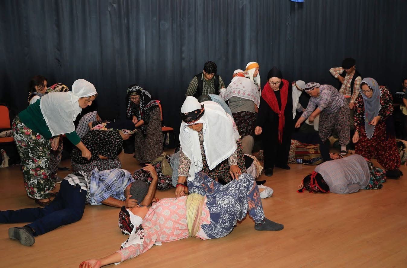 Sanat sokaklara taşıyor: Coşkulu kortej ve sahne gösterileri