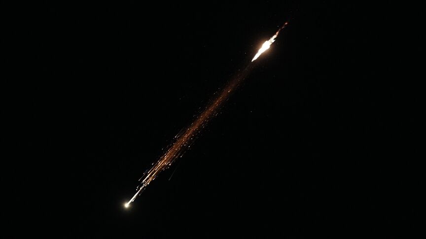 İran balistik füzeleri geceyi aydınlatıyor