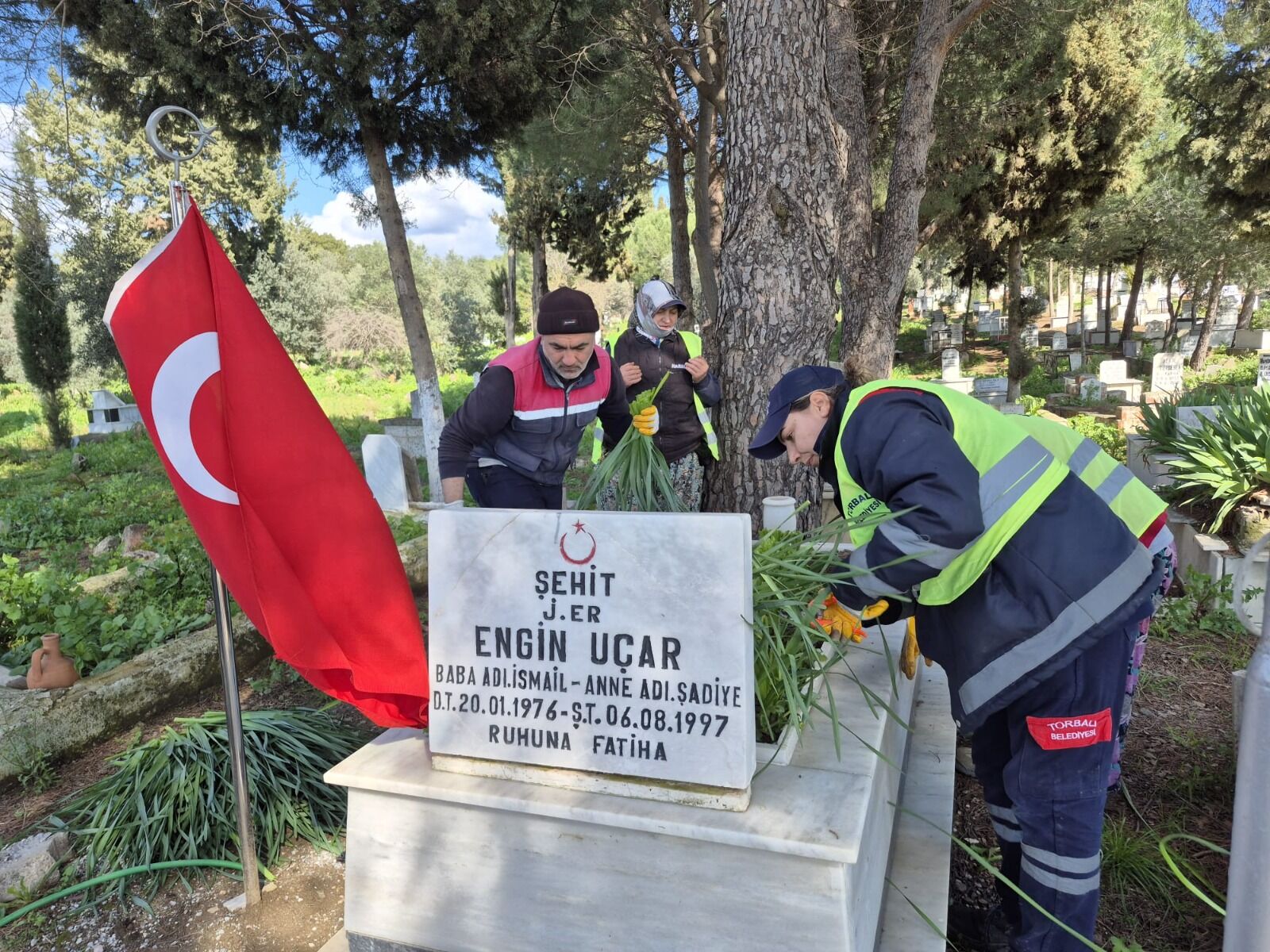 Şehitlikler tek tek elden geçirildi: Titiz bakım ve onarım