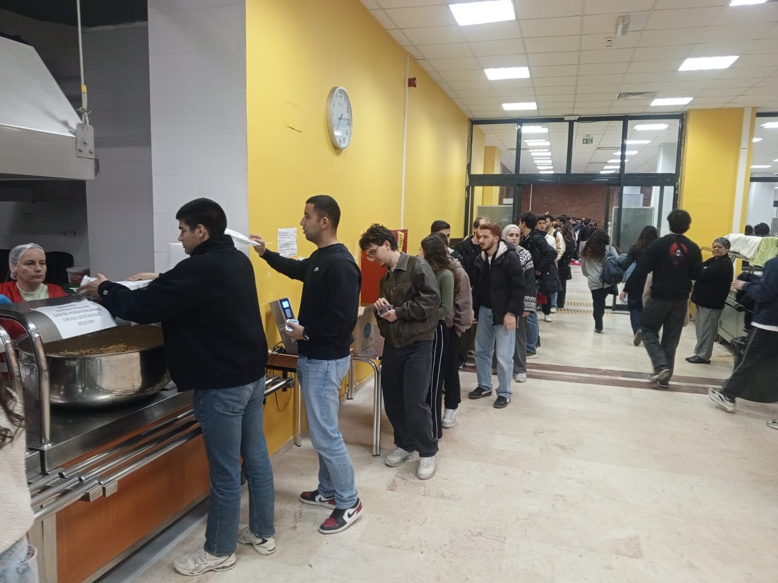 Urla’da Gençlerin Iftar Sofrasına Anne Şefkati Dokundu 3