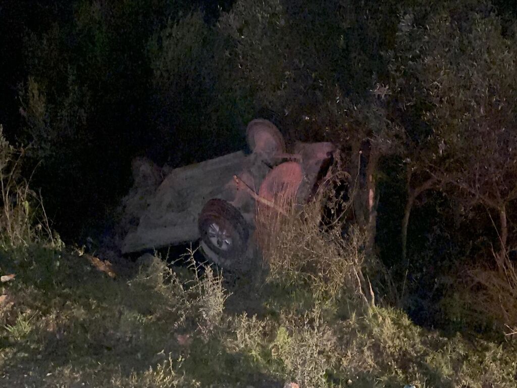 Kontrolden çıkan araç zeytinliğe savrul-1