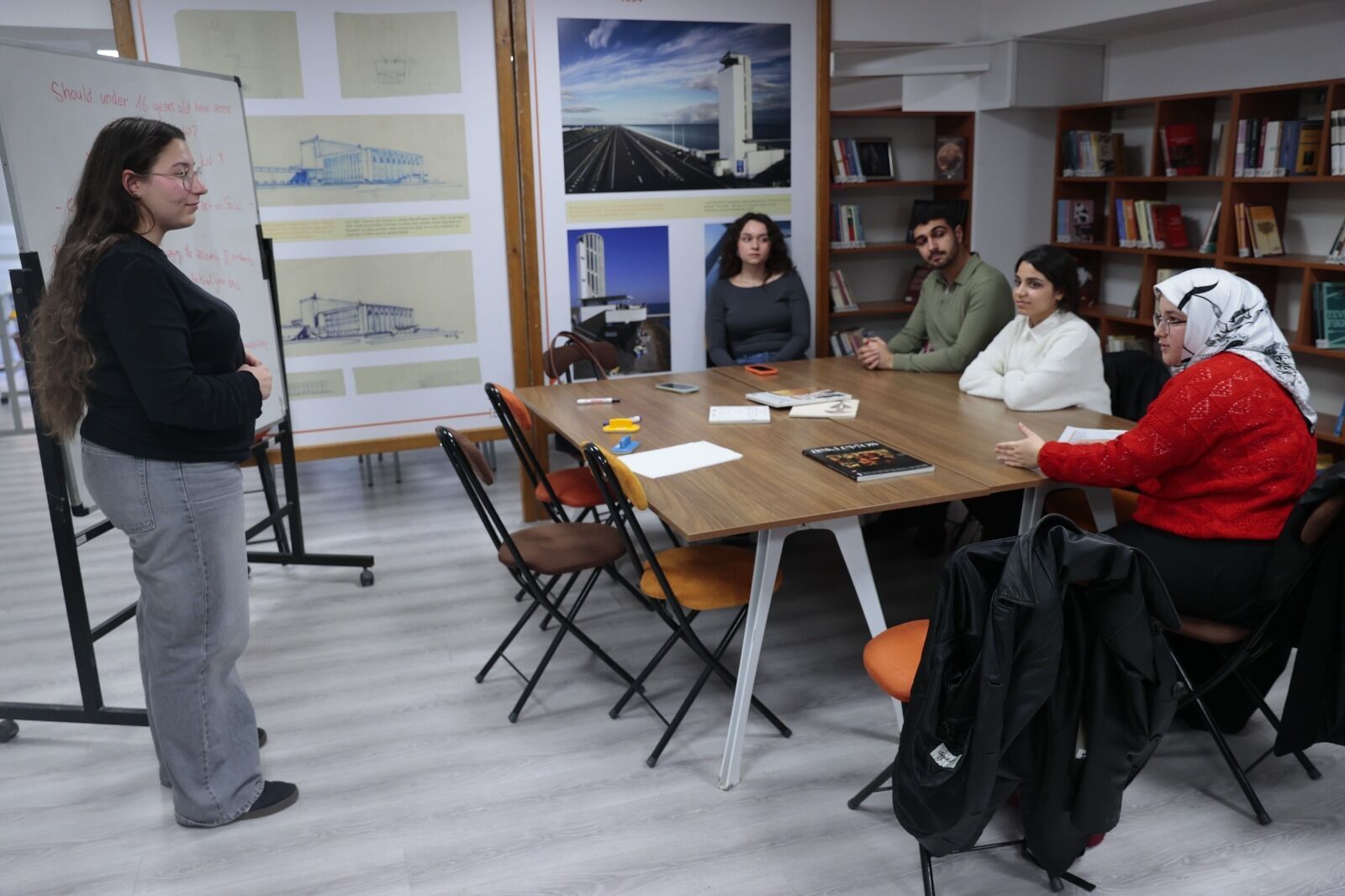 Yabancı eğitmenler eşliğinde interaktif dil pratiği