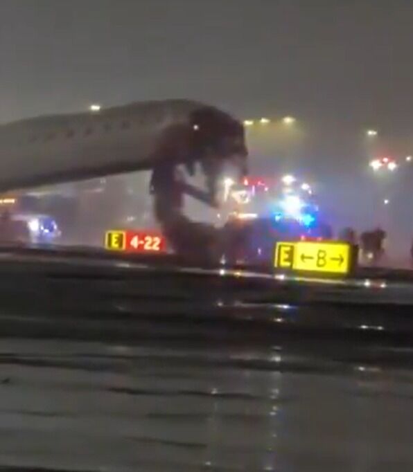 New York’ta Havalimanında sıcak saatler: Yolcu uçağı itfaiye aracıyla çarpıştı