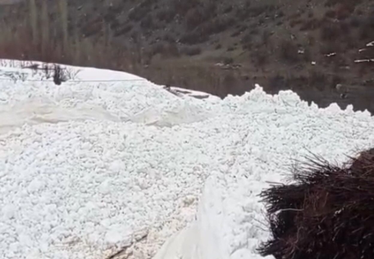 Yüksekova’da Beyaz Dehşet! Çığ Kapıya Dayandı