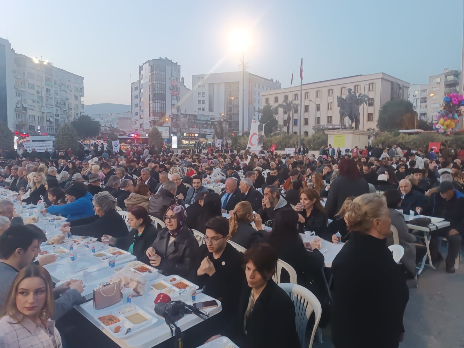 Zafer Partisi Lideri Özdağ İzmir’den ‘değişim’ mesajı verdi: Vatandaş 11 ay zorunlu oruç tutuyor!
