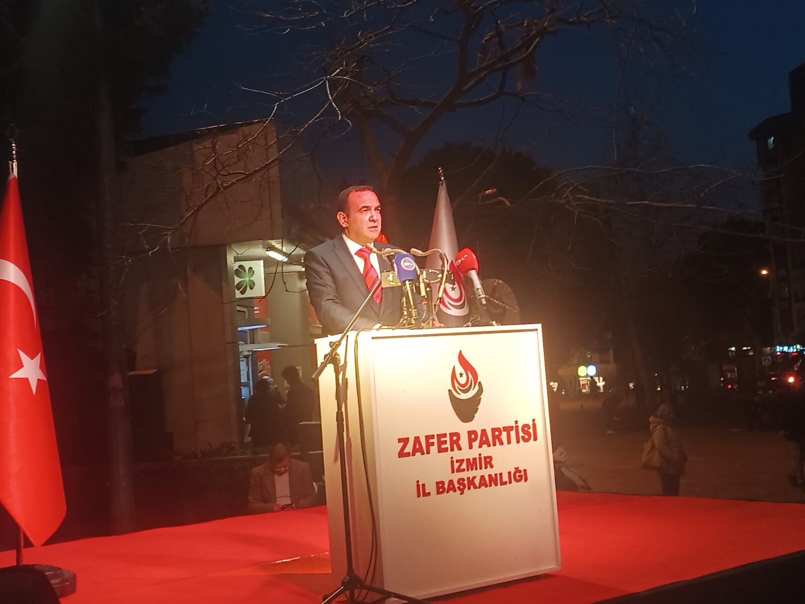 Zafer Partisi Lideri Özdağ İzmir’den ‘değişim’ mesajı verdi: Vatandaş 11 ay zorunlu oruç tutuyor!