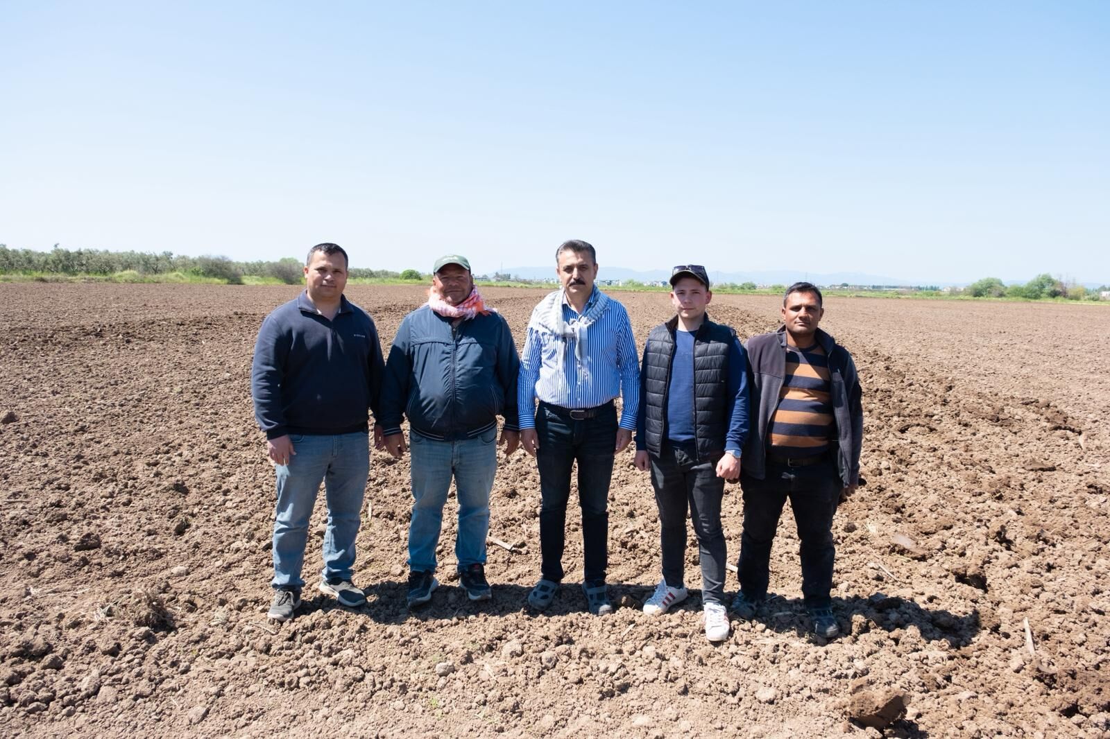 Dikili’de üretim seferberliği: Başkan Kırgöz traktörün başına geçti!-1