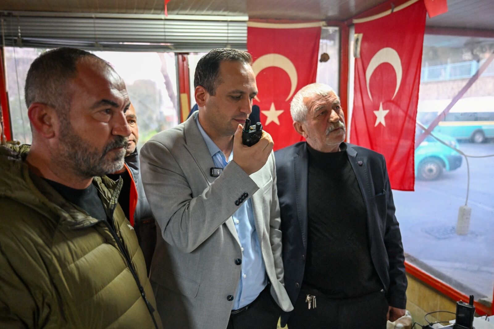 Telsizin başına geçti