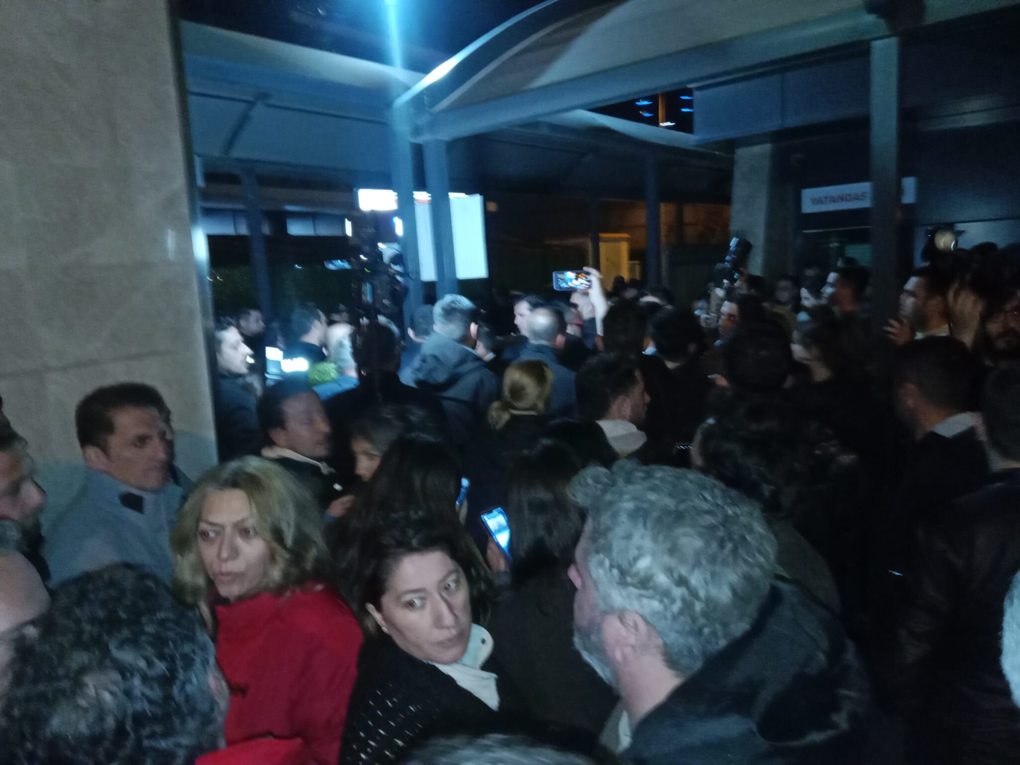 Başkan Omer Eski Kalabalık