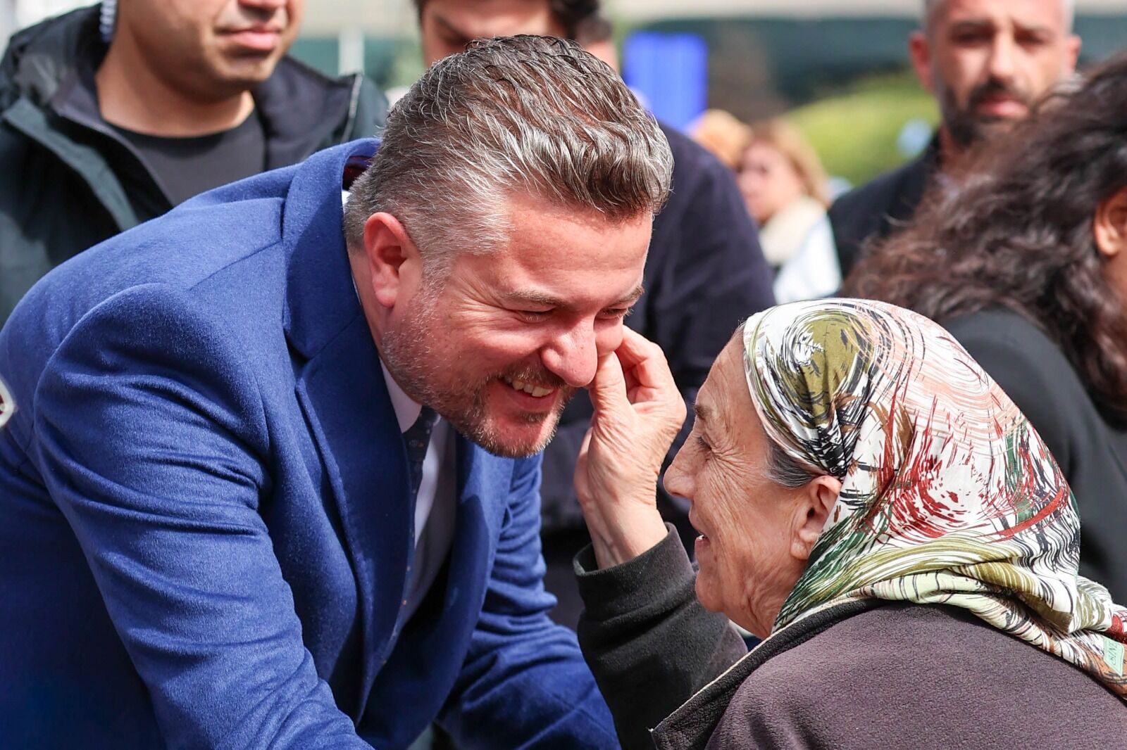 bucada-kadin-emegi-kazanca-donusuyor-sokaklarda-uretim-ve-dayanisma-ruzgari