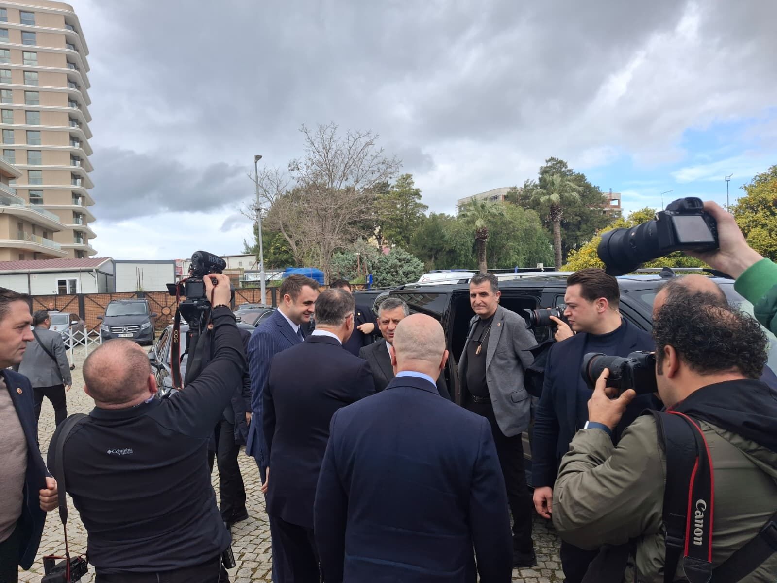 Hangi isimler katıldı?