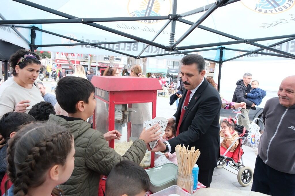 Meydanlar ve parklar doldu taştı