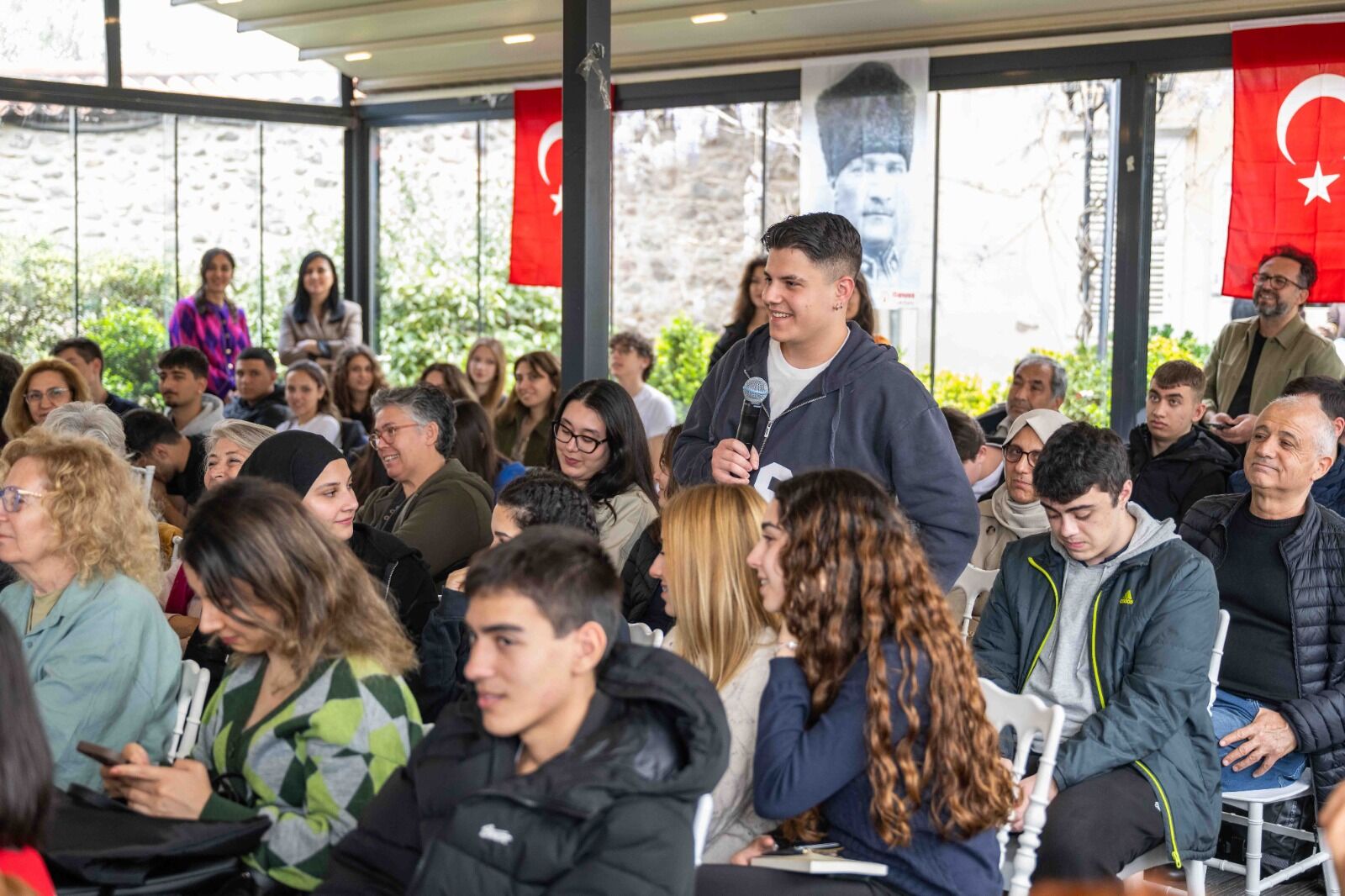 İmza töreninde uzun kuyruklar oluştu: Bornova’da edebiyat şöleni