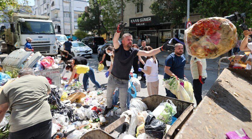 Eylem döneminde biriken çöpleri toplamak için Görkem Duman da sahaya inmişti