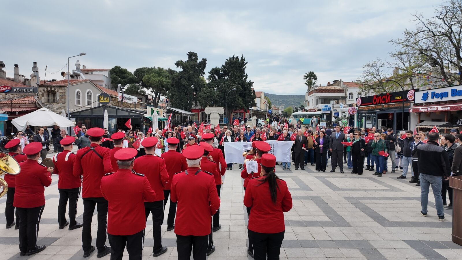 Marşlar eşliğinde anlamlı yürüyüş