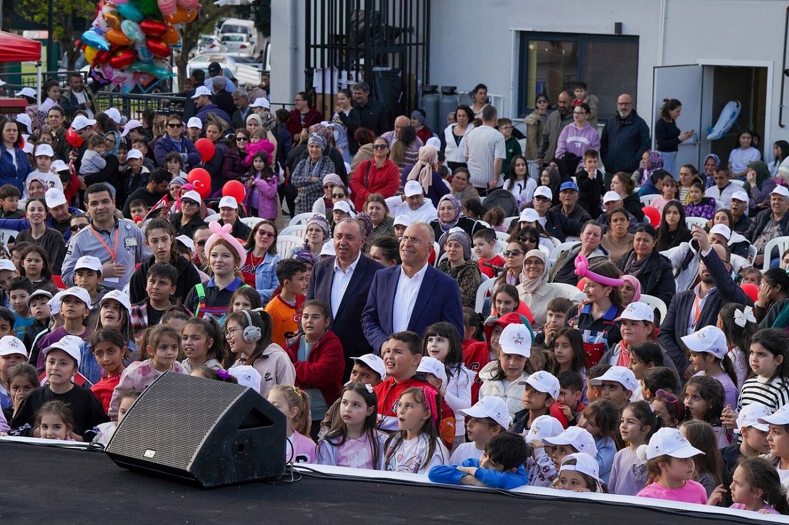 Gaziemir’de Şenlik Başladı, Çocukların Neşesi Meydanları Doldurdu (1)