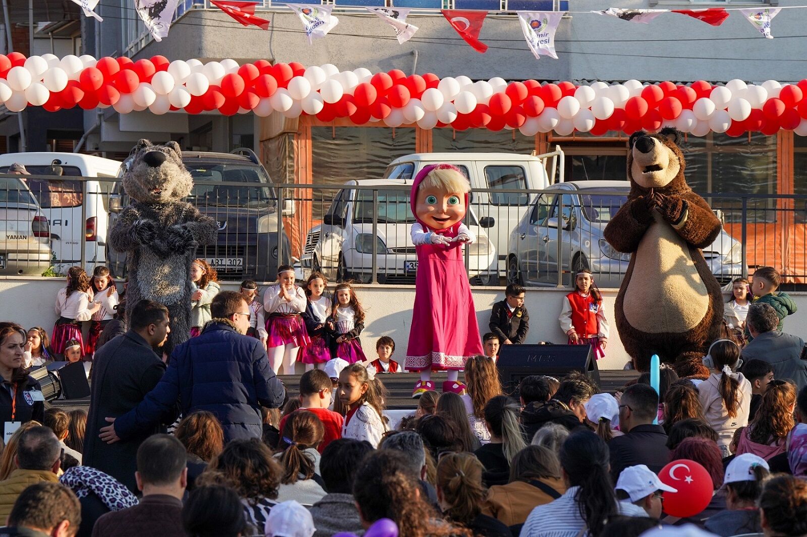 Gaziemir’de Şenlik Başladı, Çocukların Neşesi Meydanları Doldurdu (3)