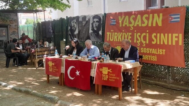 Gürsel Tekin'i yuhalayan izleyici uzaklaştırıldı