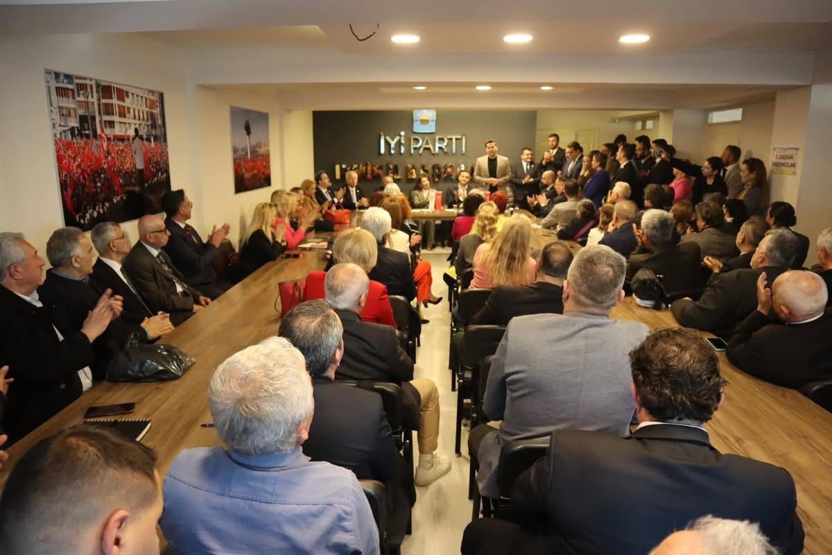 İYİ Parti üyeleri toplantıya büyük ilgi gösterdi