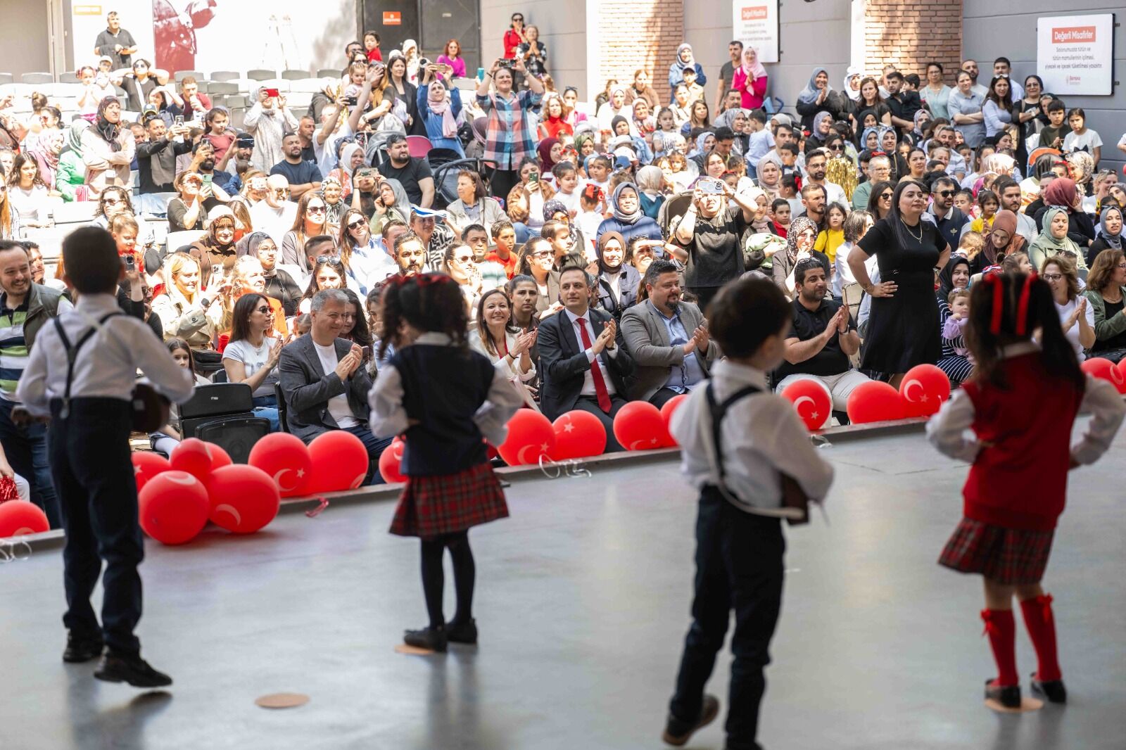 Eski şarkılar ve halk dansları harmanlandı