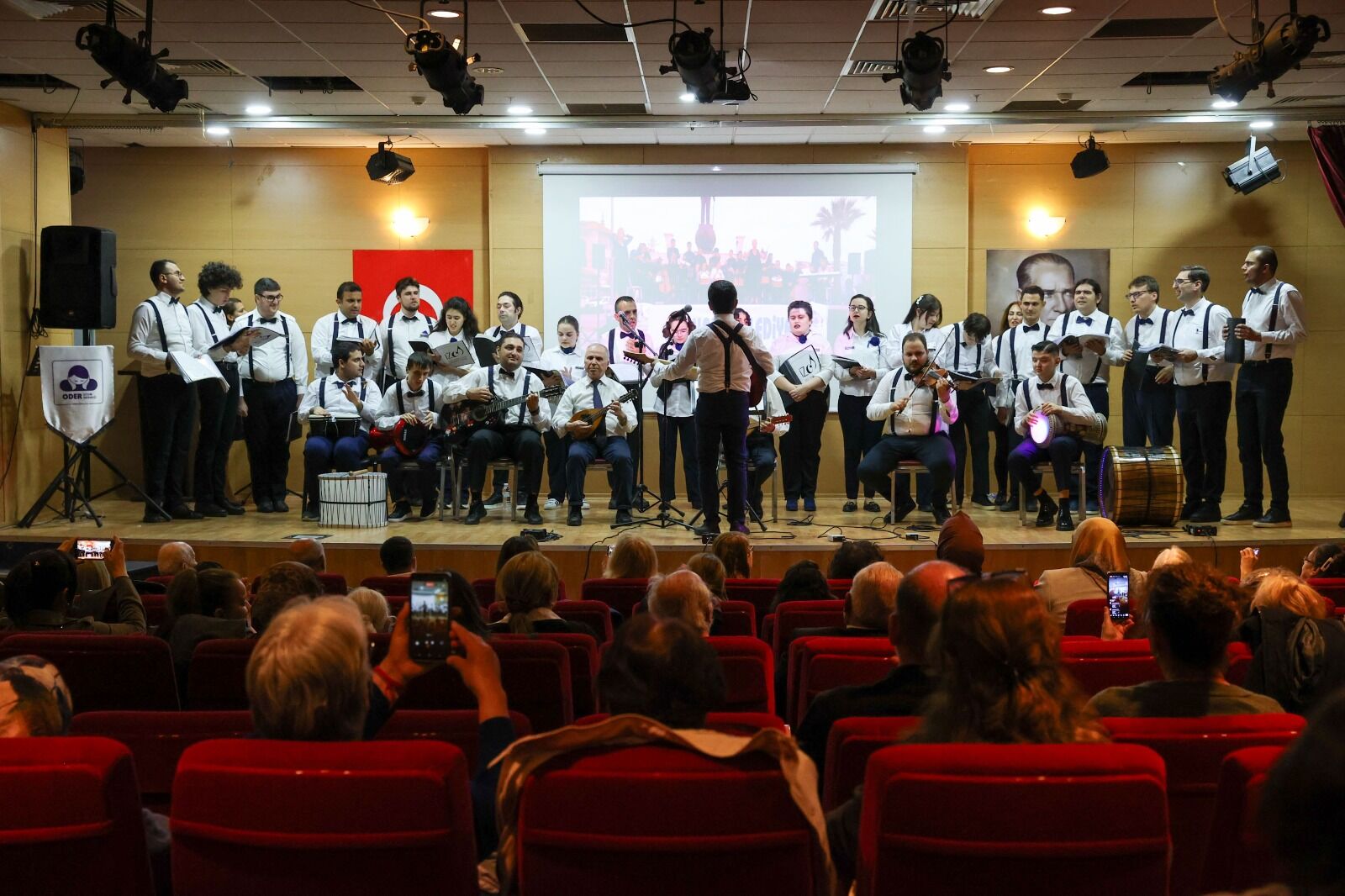 Her şarkı tek tek alkış topladı