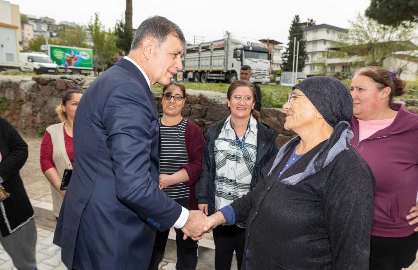 Başkan tezgaha geçti, önlüğü kuşandı