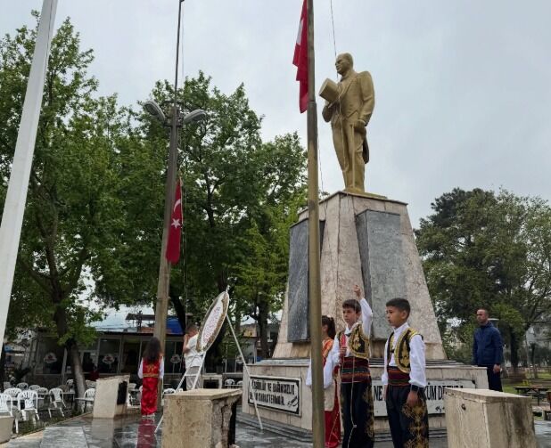 Çocuklardan şiir ve gitar dinletisi