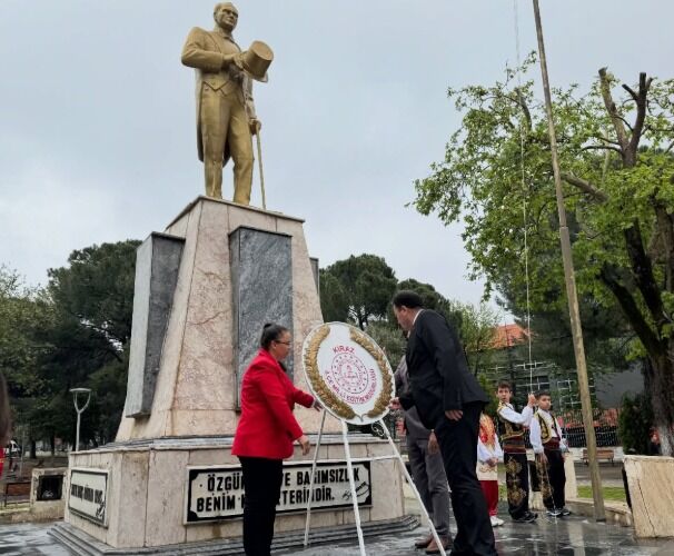 Çocuklardan şiir ve gitar dinletisi