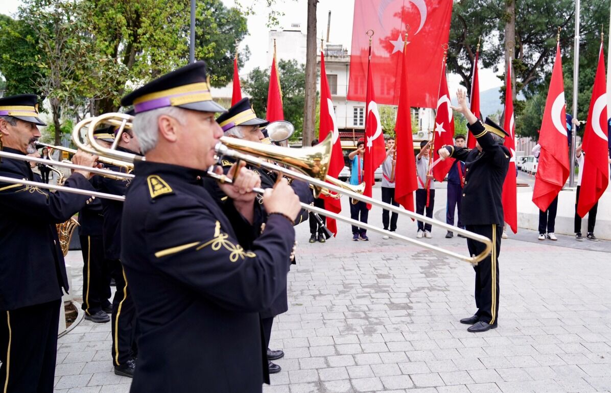 Çocuklar meydanı renklendirdi