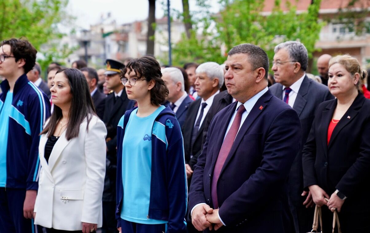 Çocuklar meydanı renklendirdi