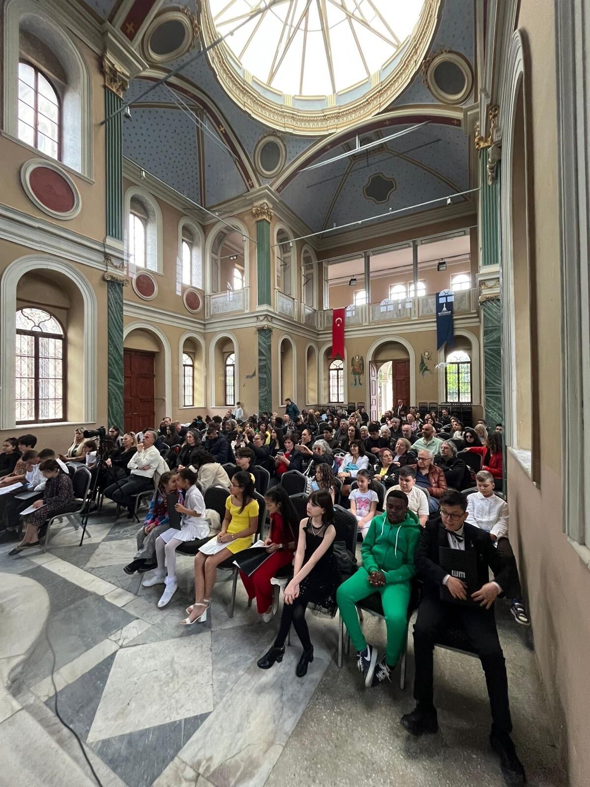 Sahne miniklerin melodiler ise tanıdıktı