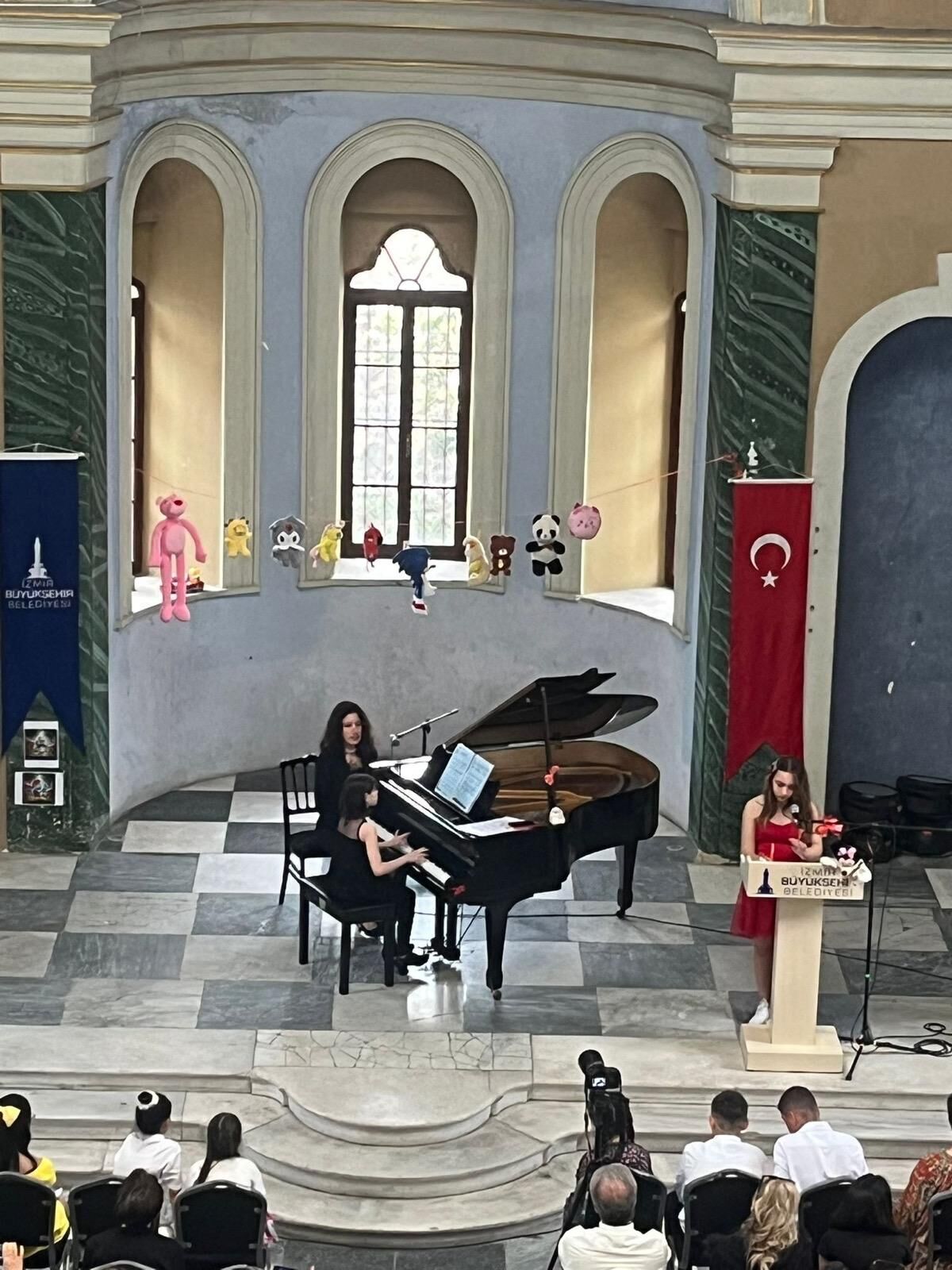 Sahne miniklerin melodiler ise tanıdıktı