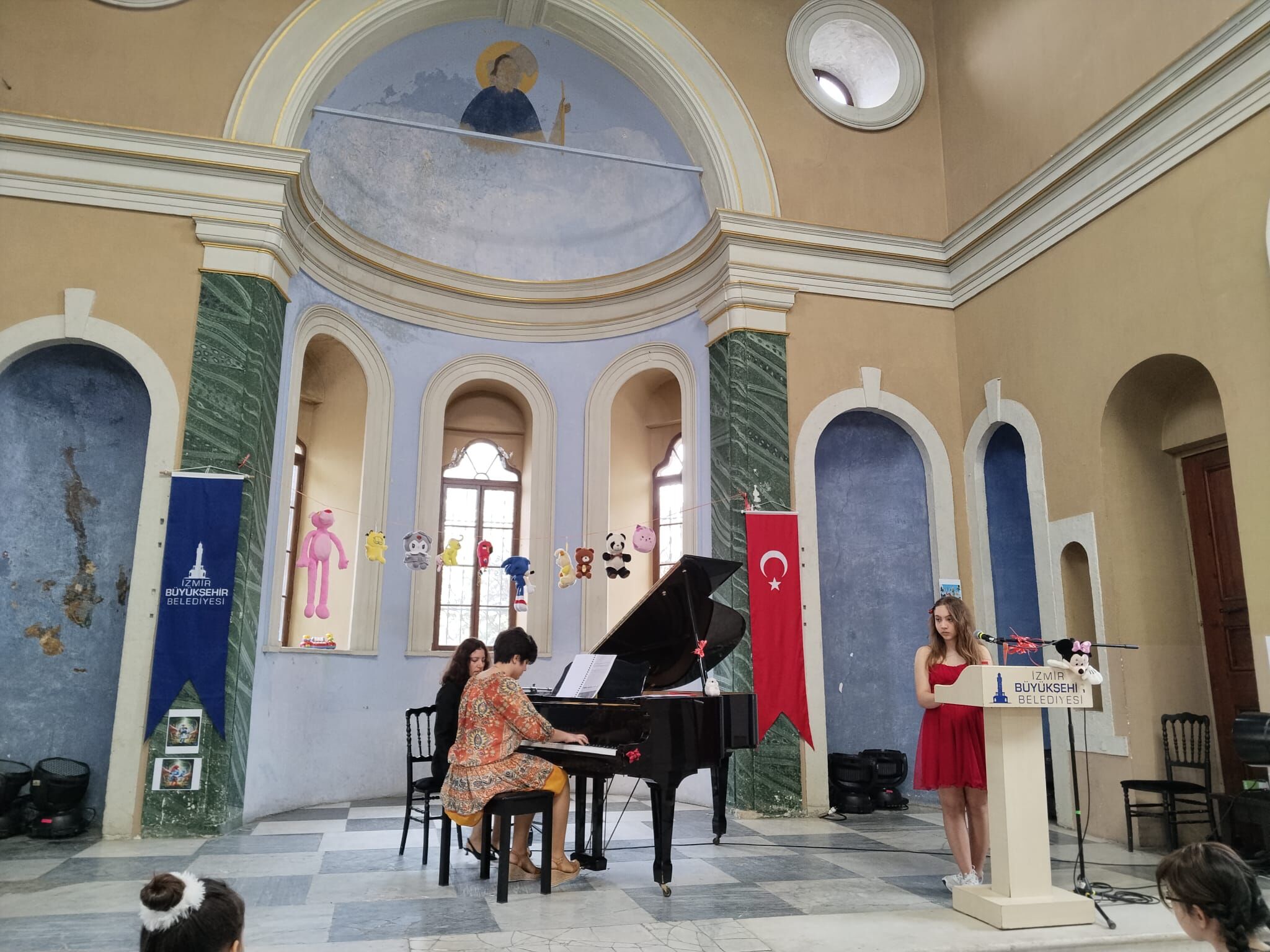 Sunuculuk görevi 12 yaşındaki Cemre'ye