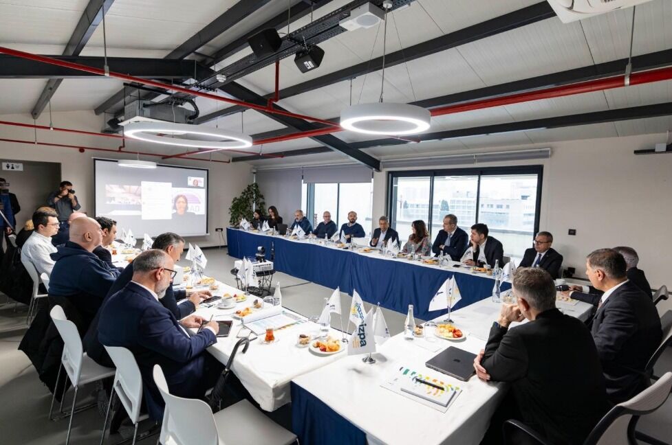 Geniş katılımlı masada kimler var?