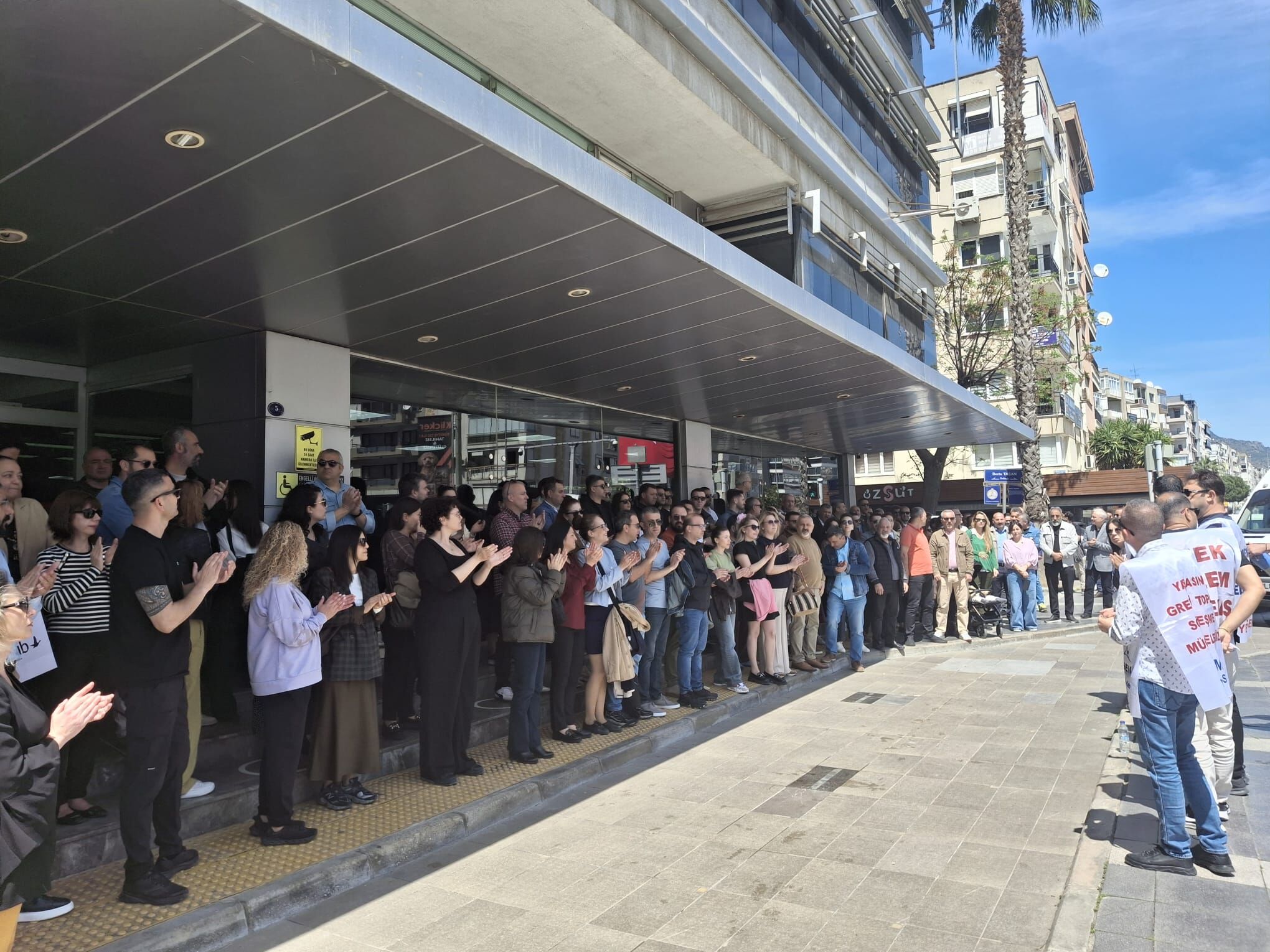 Karşıyaka Memur Tis Isyanı Gemileri Yaktılar (6)