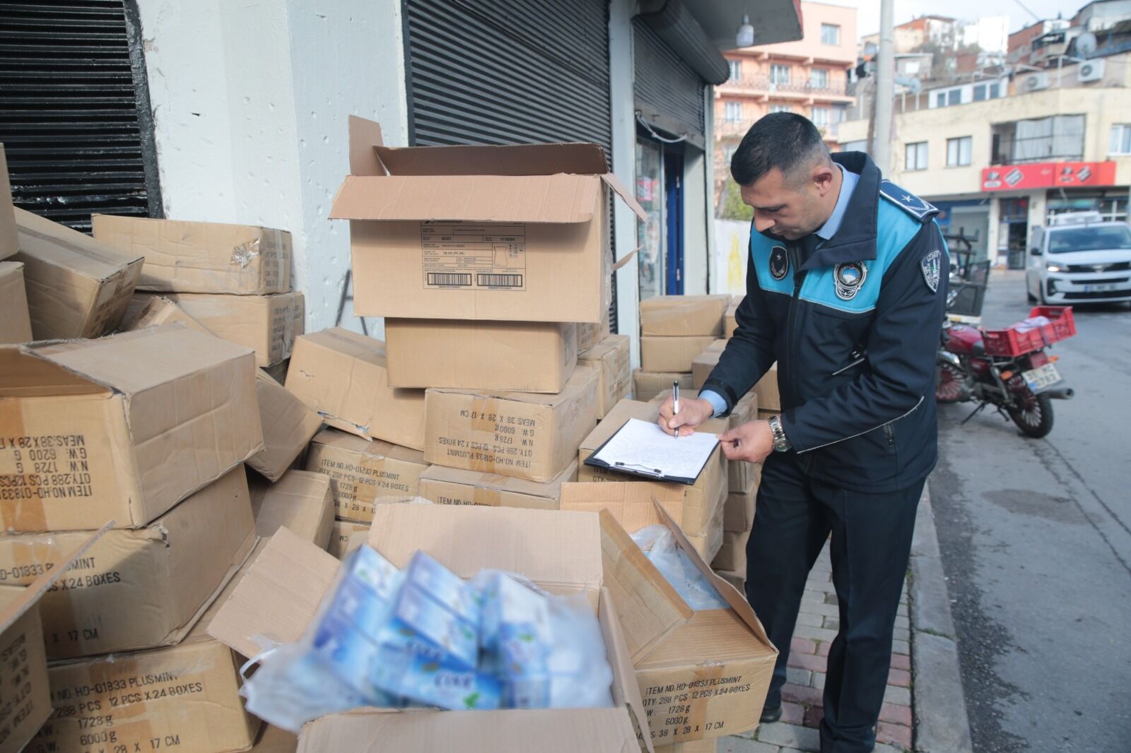 İhbar üzerine şok baskın: Tonlarca tarihi geçmiş gıda