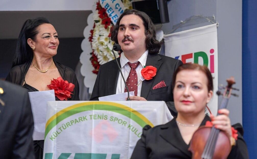 Kırmızı giysiler ve el emeği güllerle gelen mesaj