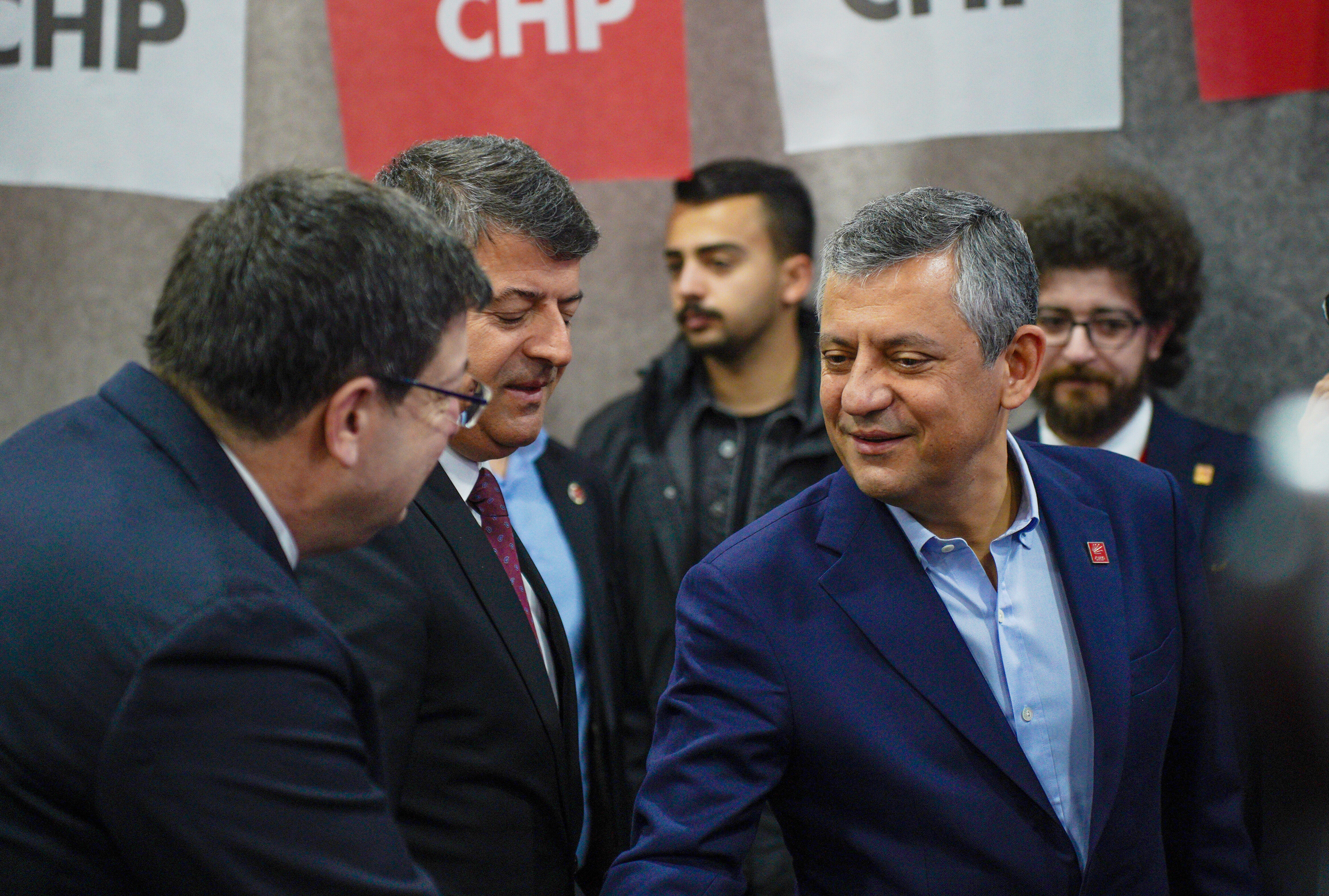 O Z G U R O Z E L T U R K I Y E D I S I N D A B I R T I R N A K M 1244539 370287