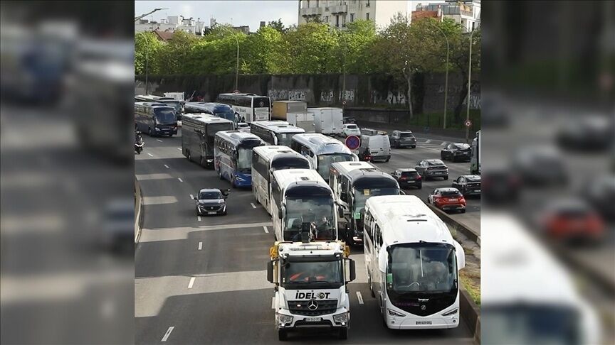 Paris'te kamyonculardan eylem